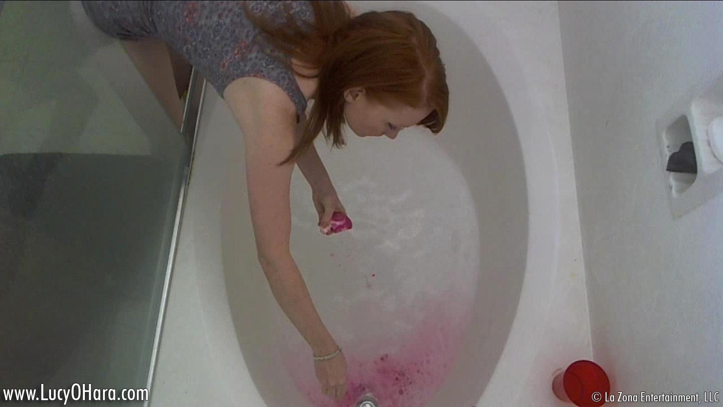 ルーシー・オハラが泡風呂を覗き込む
 #59121260