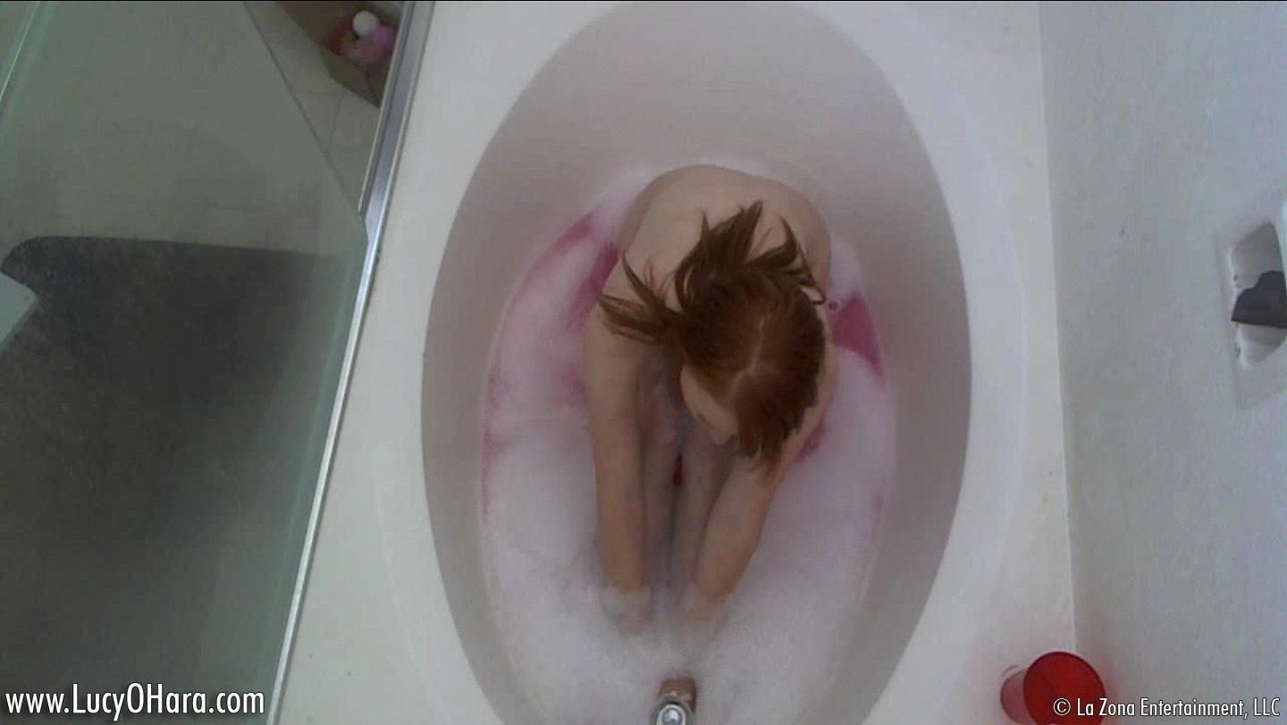 ルーシー・オハラが泡風呂を覗き込む
 #59121291