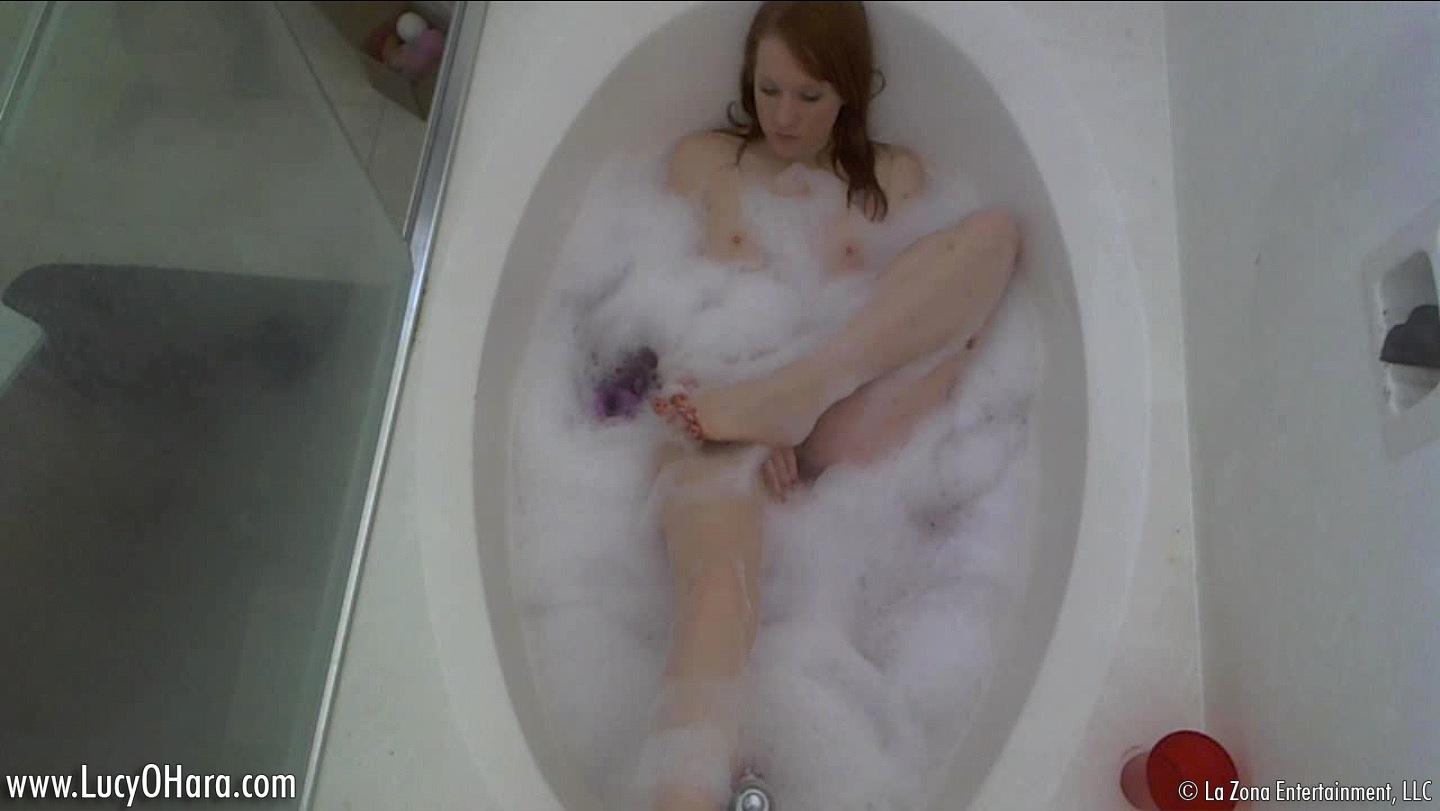ルーシー・オハラが泡風呂を覗き込む
 #59121389