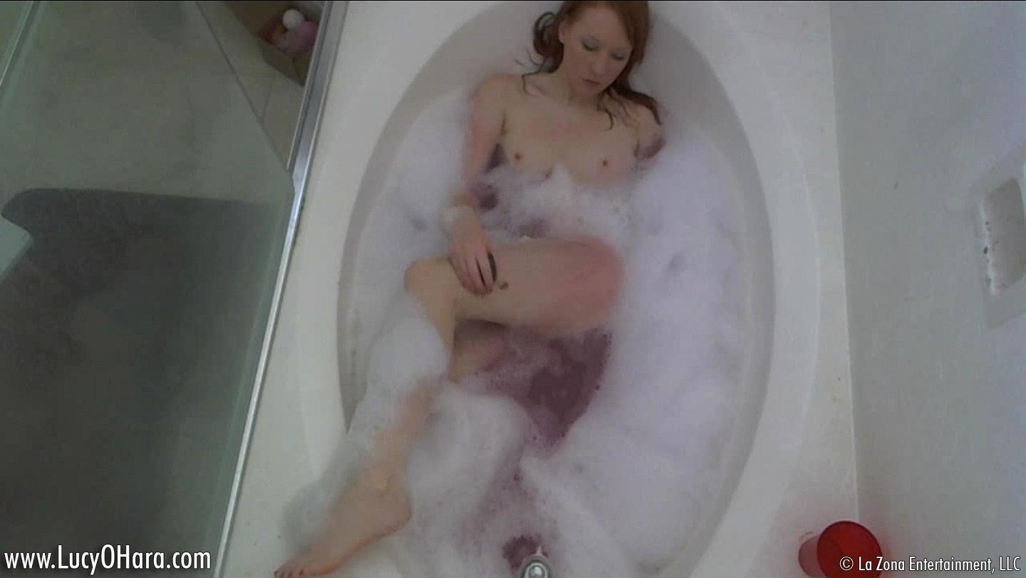 ルーシー・オハラが泡風呂を覗き込む
 #59121458