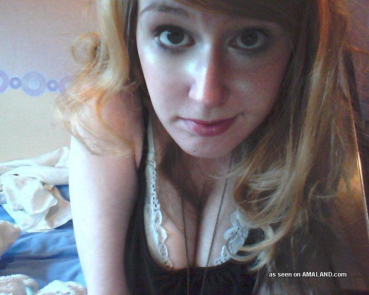 Fotos de una hermosa pelirroja con grandes tetas y un coño suave
 #60918378