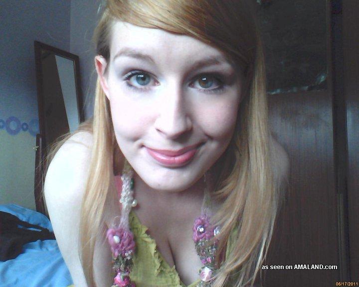 Fotos de una hermosa pelirroja con grandes tetas y un coño suave
 #60918416