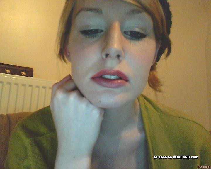 Bilder einer umwerfenden, sich selbst fotografierenden rothaarigen Hottie mit großen Titten und glatter Muschi
 #60918481