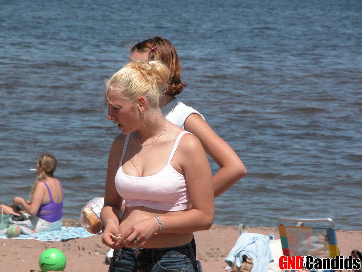 Bilder von heißen Mädchen in Bikinis an Stränden
 #60499105