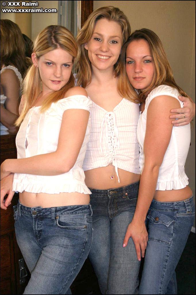 Fotos de tres chicas calientes desnudándose
 #58803340
