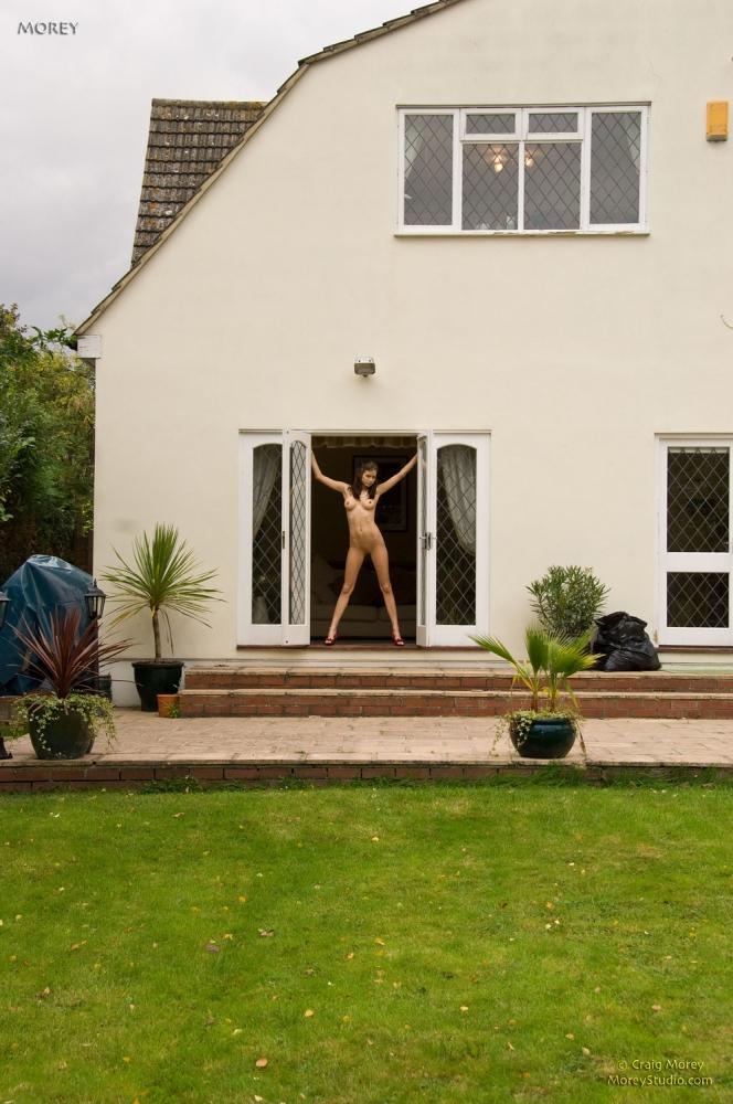 Le mannequin brune maria pose nue en talons hauts
 #60624111
