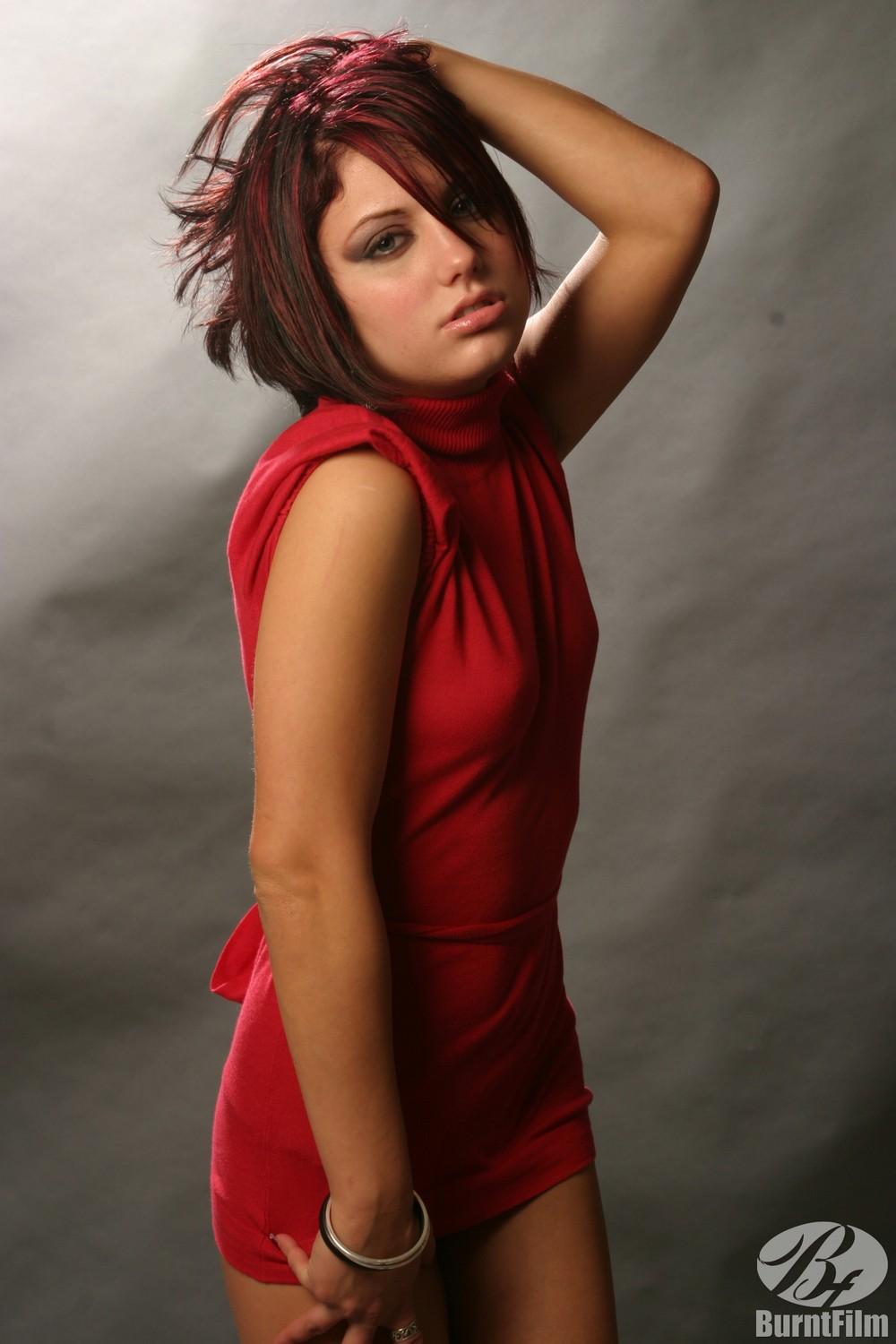 Heißes Model risi simms gibt einen Striptease in ihrem roten Kleid
 #59873668