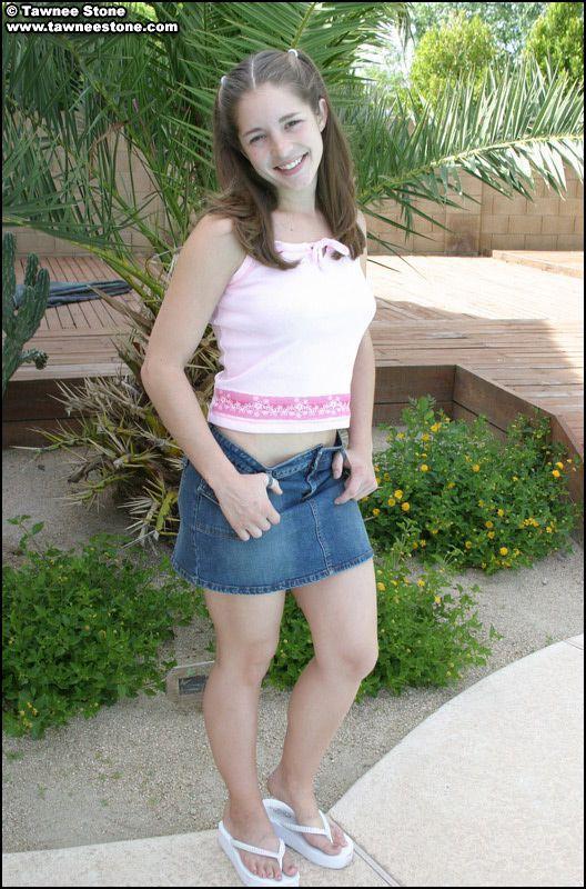 Bilder von Teenie-Mädchen Tawnee Stein zeigt ihr rosa Höschen
 #60062138