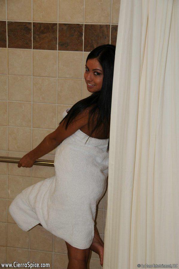 Bilder von Teenager-Model cierra spice, die in der Dusche nass wird
 #53825476