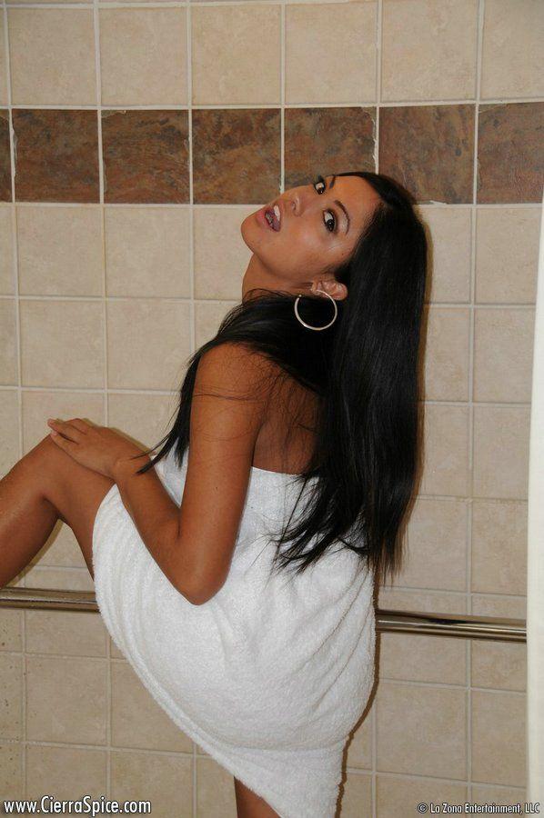 Bilder von Teenager-Model cierra spice, die in der Dusche nass wird
 #53825536
