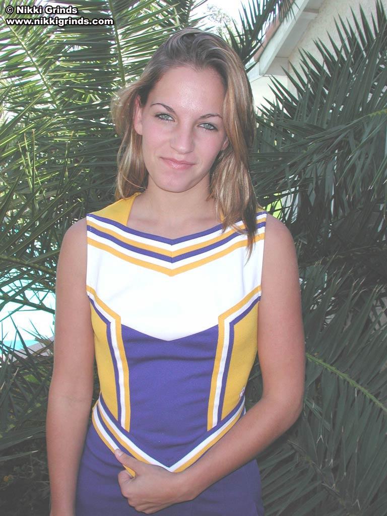 Bilder von nikki grinds gekleidet wie ein sexy Cheerleader
 #59778979