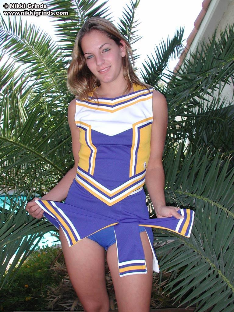 Bilder von nikki grinds gekleidet wie ein sexy Cheerleader
 #59779052