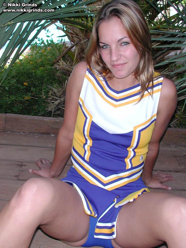 Bilder von nikki grinds gekleidet wie ein sexy Cheerleader
 #59779195