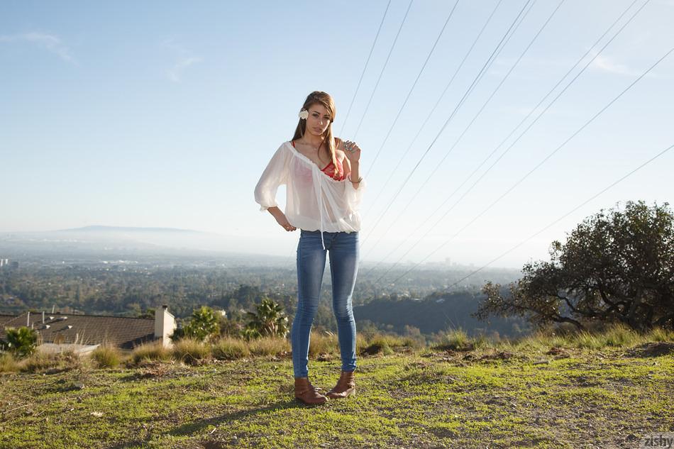 Gracie Thibble, une jeune rousse, s'amuse dans son blue-jean en plein air.
 #60939872
