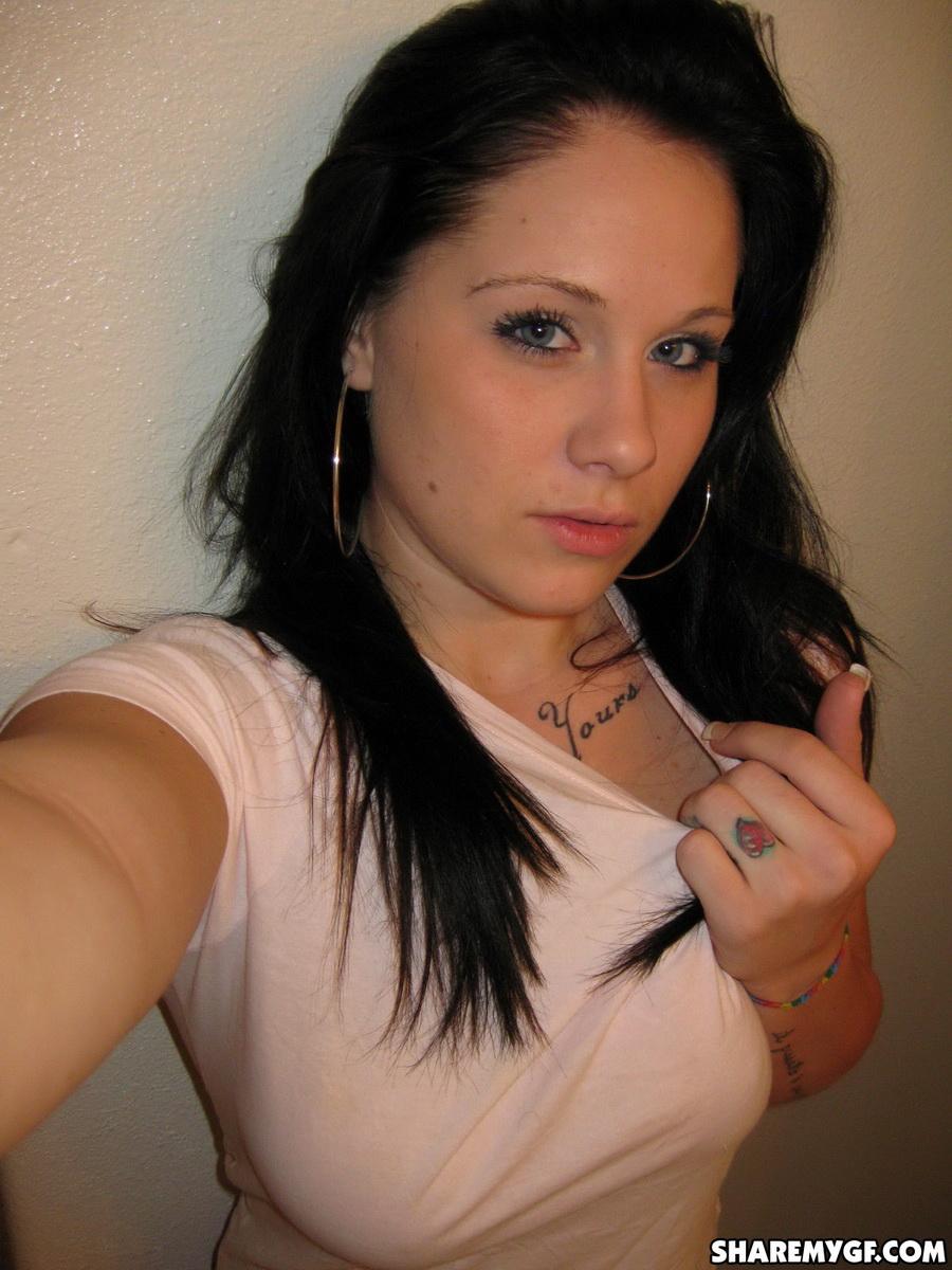 Une jeune femme amateur aux gros seins prend des selfies de ses seins naturels.
 #61972871