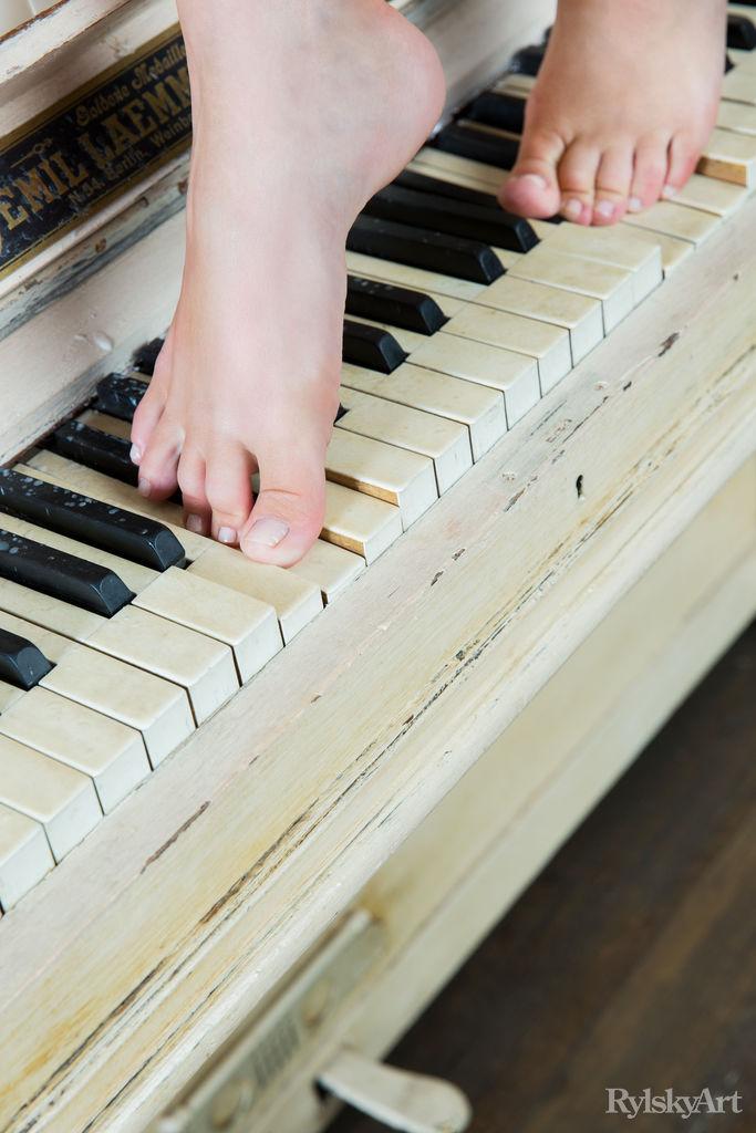 Blonde teen jeff milton spielt das Klavier mit ihren Füßen in "muziko"
 #55221843