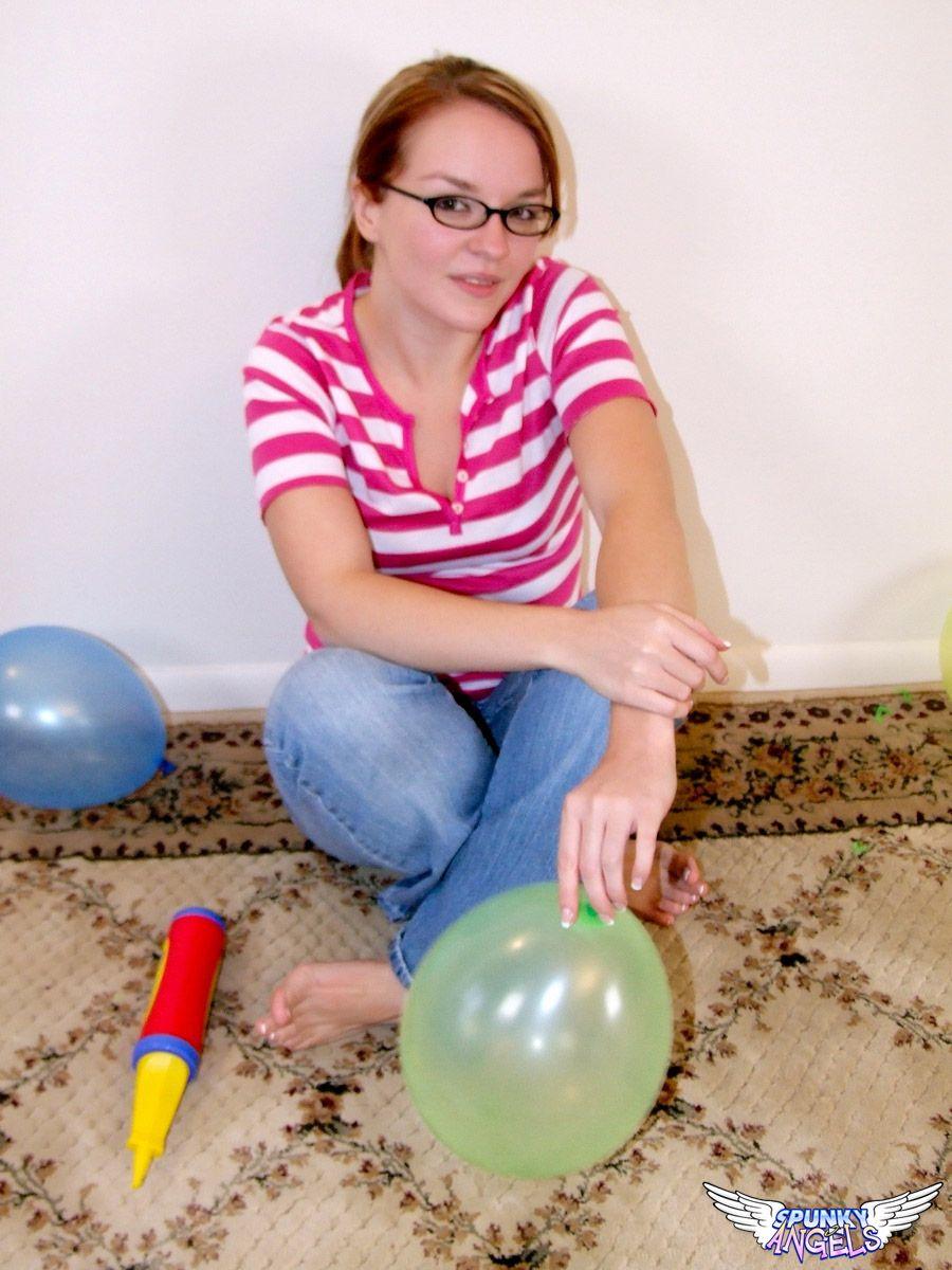 Fotos de una linda joven con gafas y globos
 #60816292