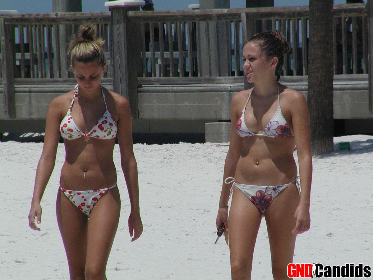 Photos de filles en bikini chaudes et excitées sur la plage #60500153