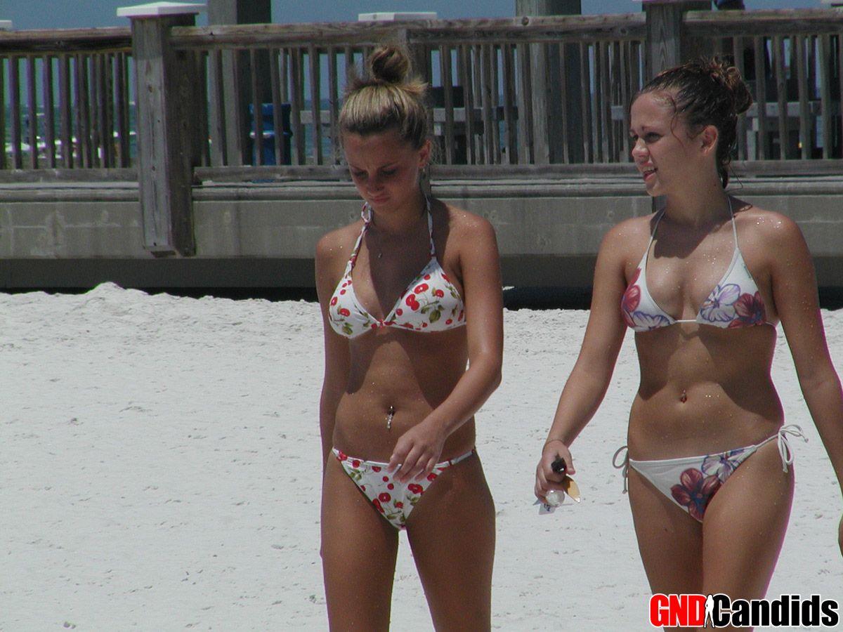 Foto di ragazze in bikini calde e arrapate sulla spiaggia
 #60500172