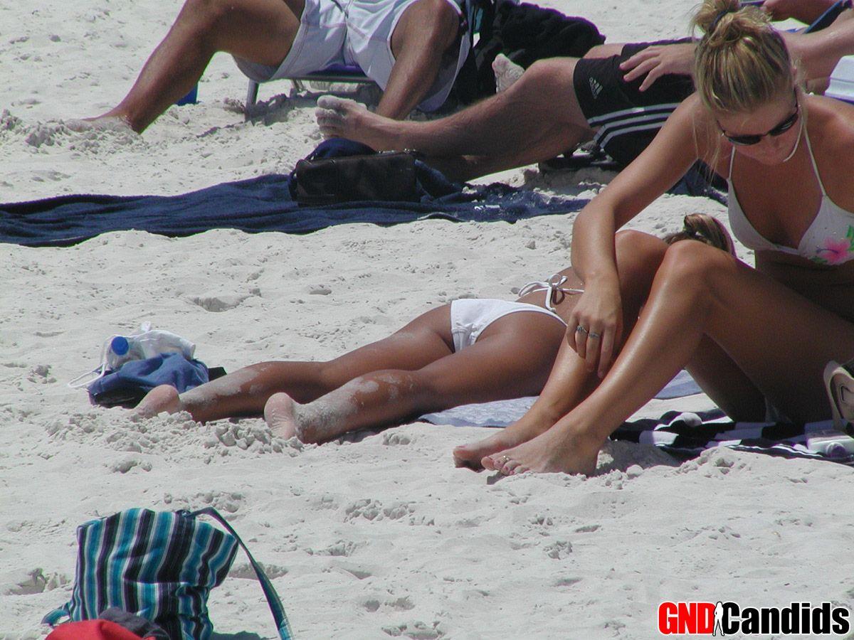 Foto di ragazze in bikini calde e arrapate sulla spiaggia
 #60500300