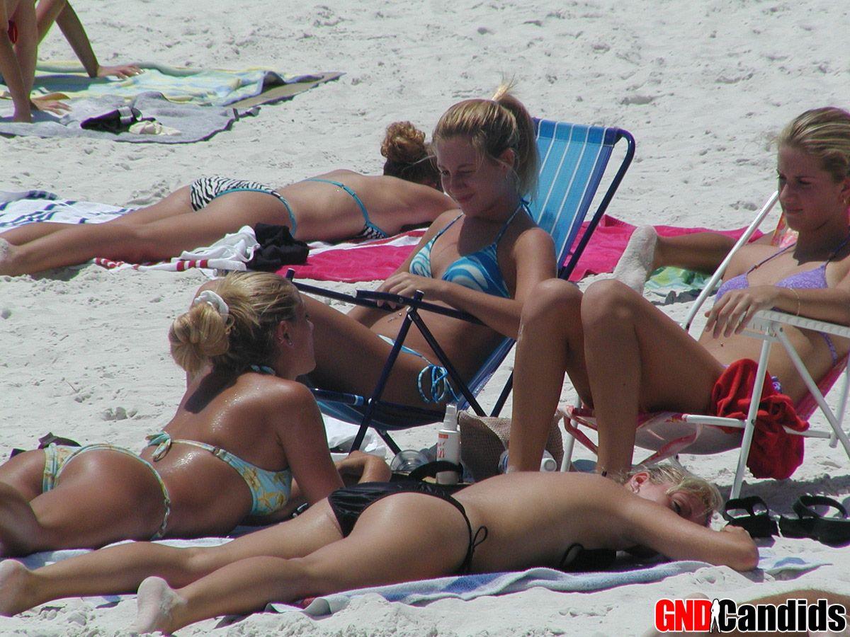Foto di ragazze in bikini calde e arrapate sulla spiaggia
 #60500322