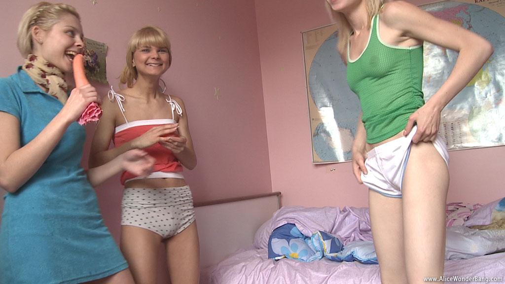 Bilder von alice wonderbang beim lesbischen Sex mit ihren Freundinnen
 #52989923