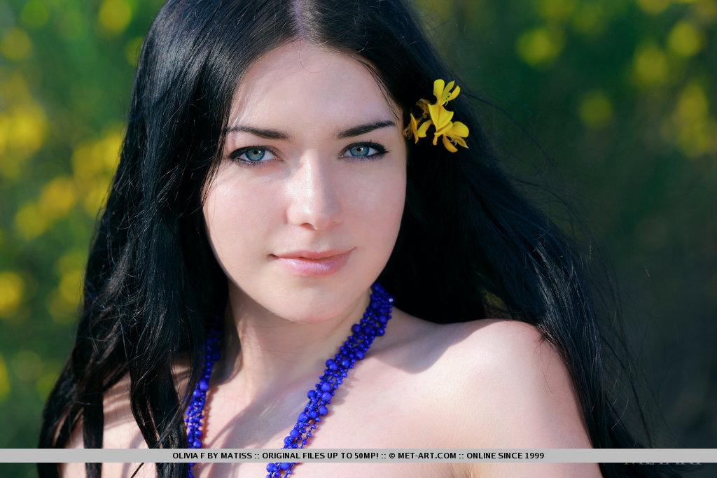 十代の美女オリビアの写真 彼女の完璧なプッシーを示すf外
 #59804011