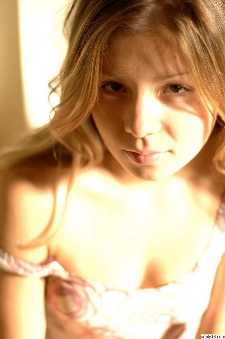 Emily posiert nackt in einer kunstvollen Weise
 #54207399
