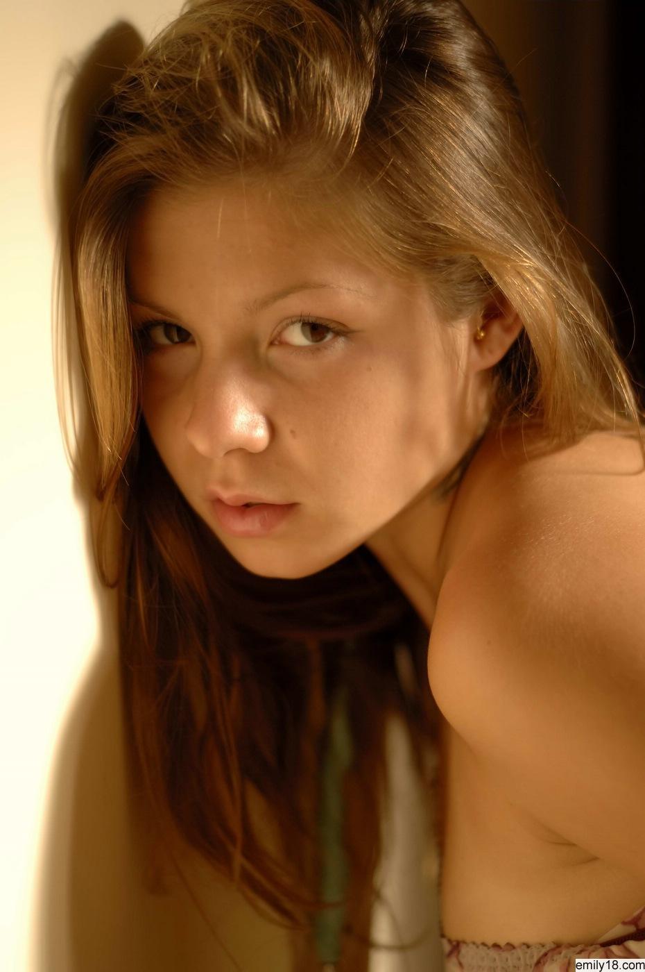 Emily posiert nackt in einer kunstvollen Weise
 #54207627