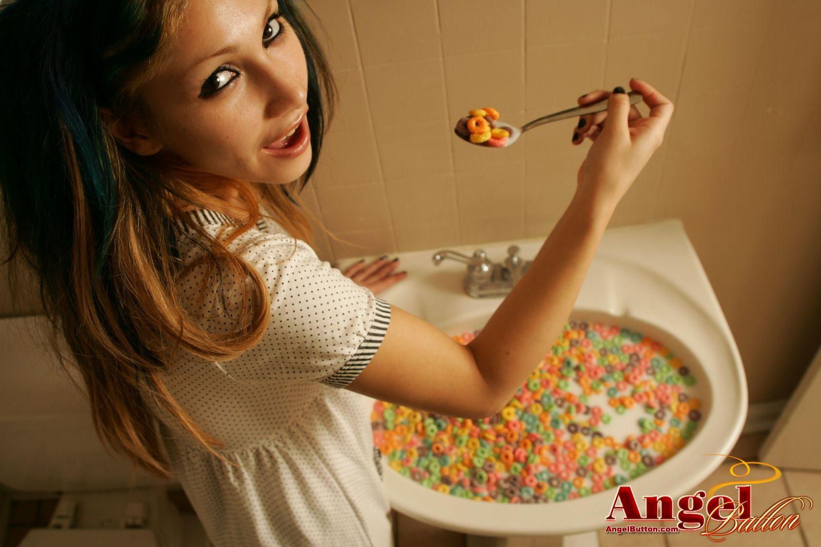 Bilder von Angel Button, der Müsli aus dem Waschbecken isst
 #53171865