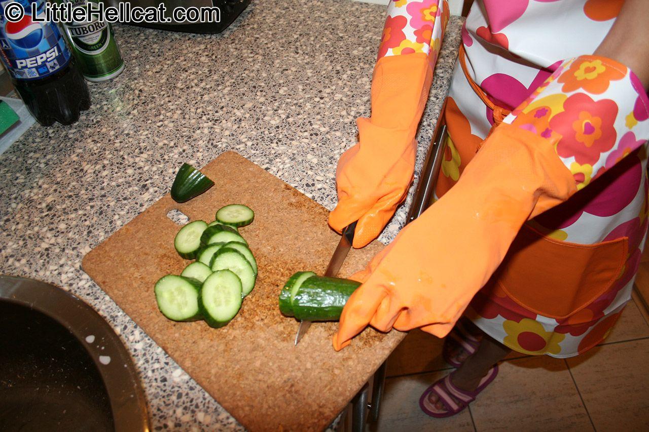 Fotos de una gatita joven follando en lugar de cocinar
 #59020803