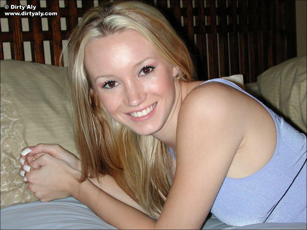 彼女はセックスを必要とするので、10代の汚いアリーのストリッピングの写真
 #54070707