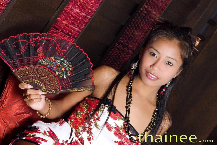 Fotos de thainee joven tan caliente que tiene que abanicarse
 #60090650