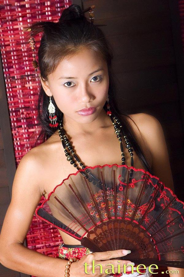 Fotos de thainee joven tan caliente que tiene que abanicarse
 #60090696