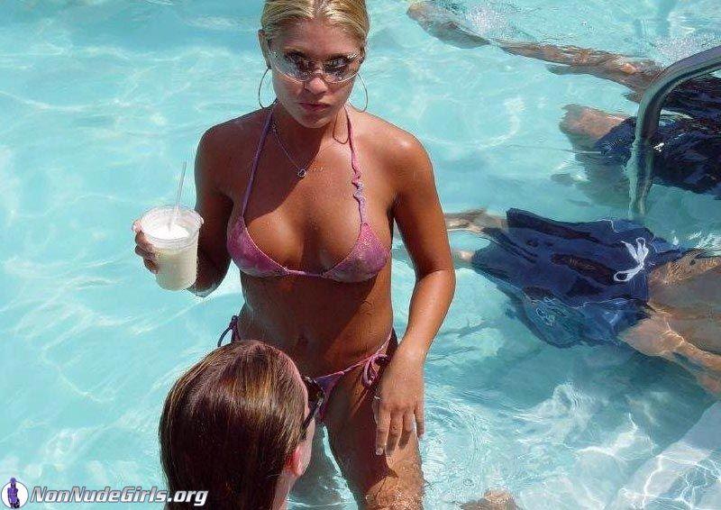 Immagini di coeds caldo slutting fuori in bikini
 #60678595