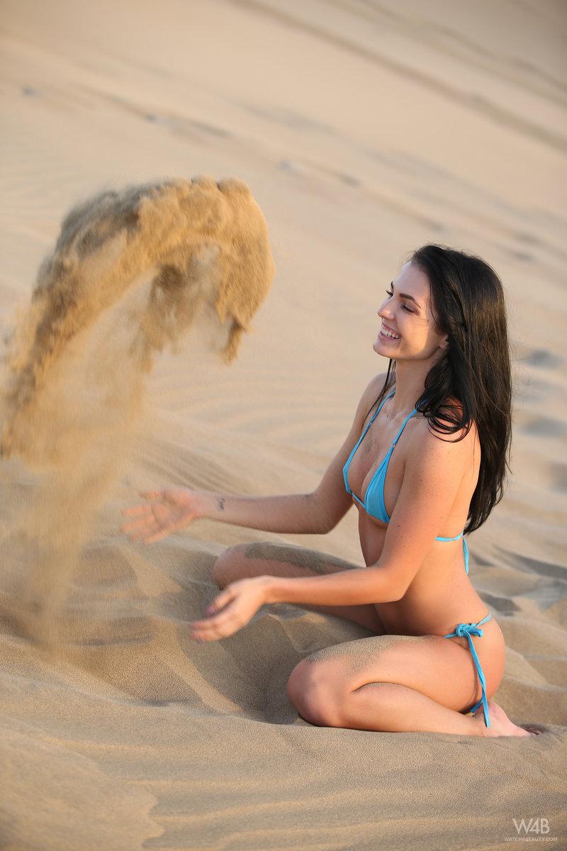 ホットなティーンSapphira Aがビーチで裸になる "traveling"
 #59914183