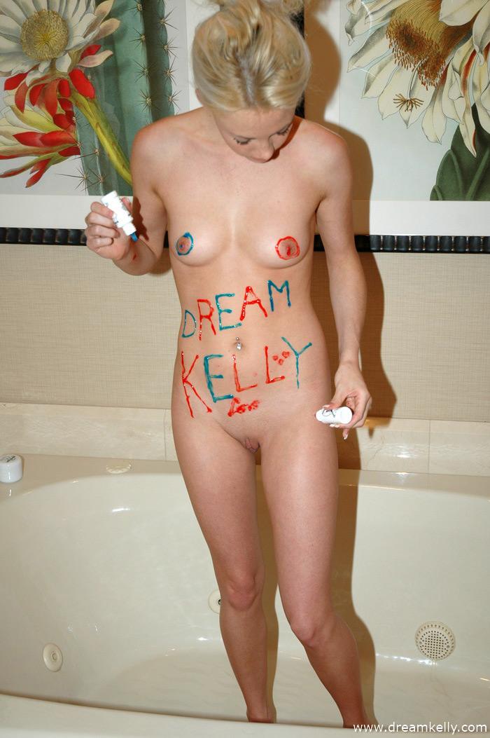 シャワールームでボディペイントをするケリー
 #54110241