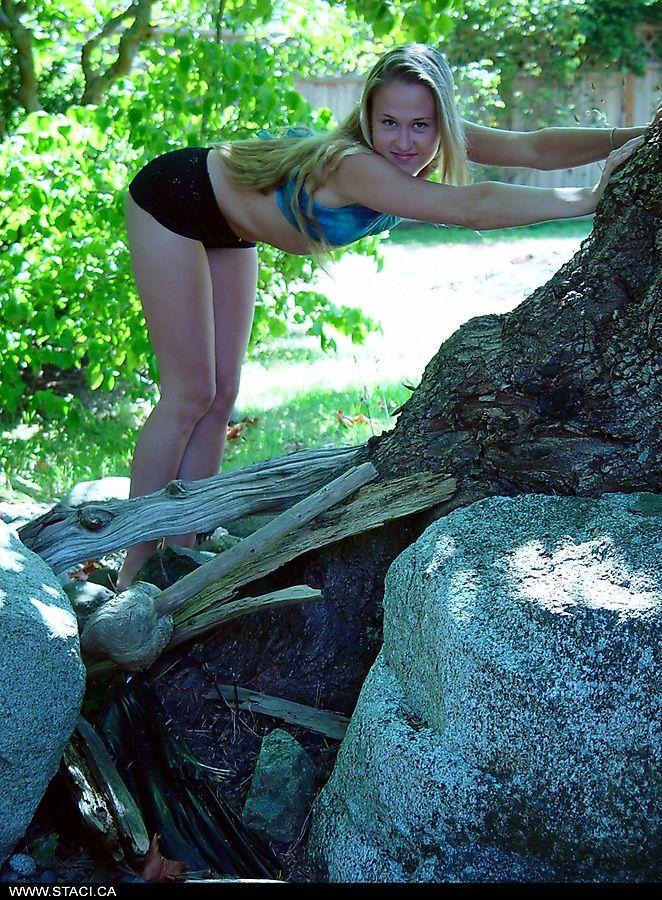 Bilder von Teen Amateur staci.ca entblößt ihre Titten draußen
 #60002552