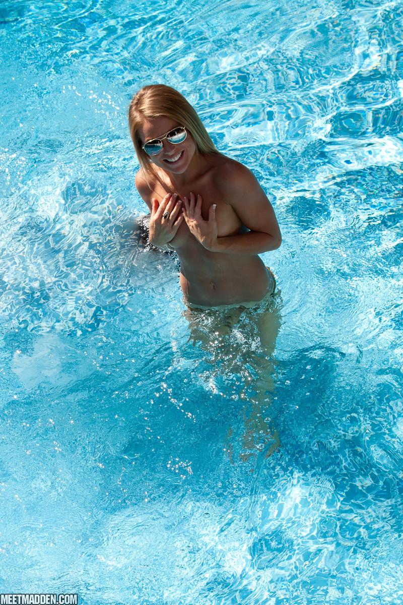 Blonde babe madden Streifen und spielt am Pool
 #59448393