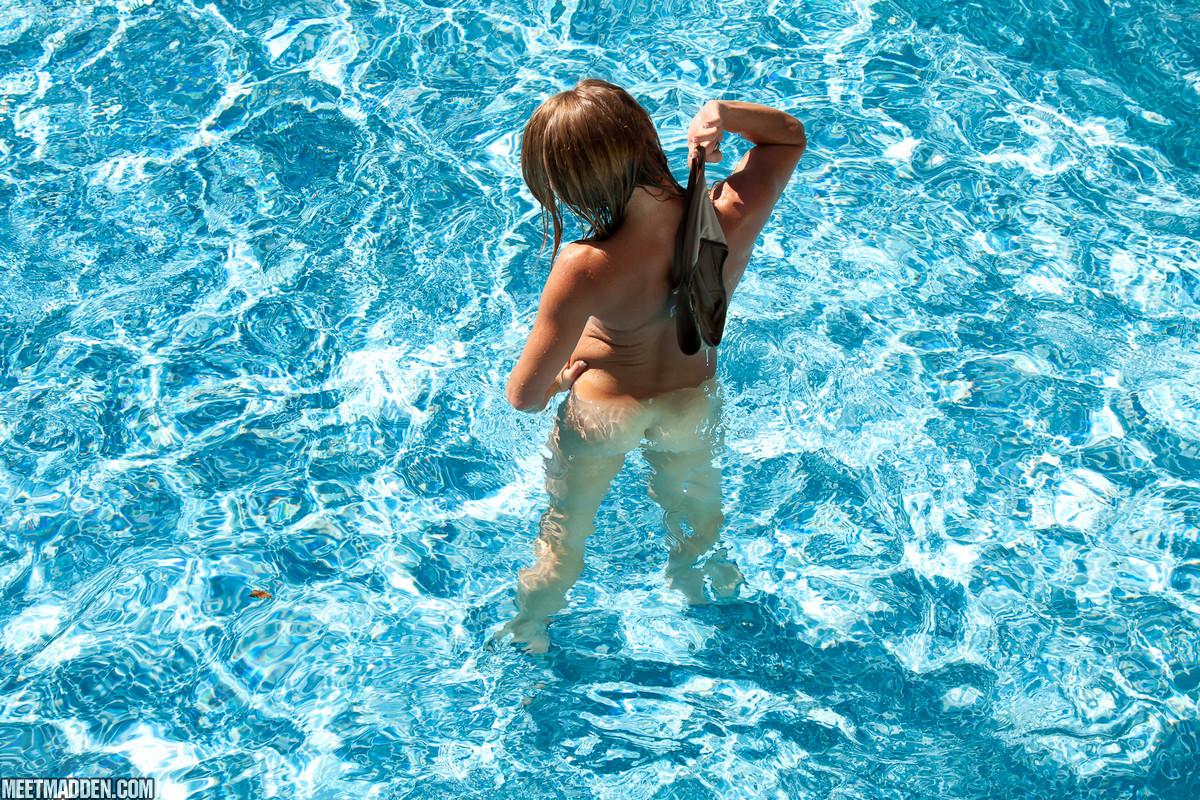 Blonde babe madden Streifen und spielt am Pool
 #59448438