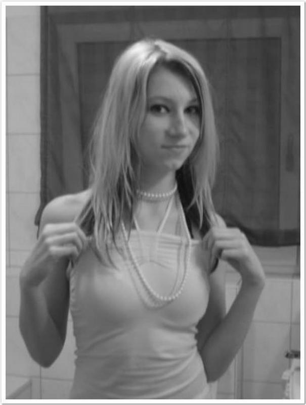 Une jeune blonde mince partage des selfies en noir et blanc de son corps nu.
 #60916237