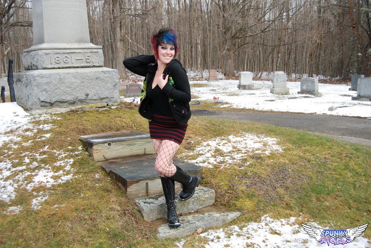 Happy Halloween als schmutzig necken sabrina blinkt ihre Titten und enge rosa Muschi in einem Friedhof
 #60811129