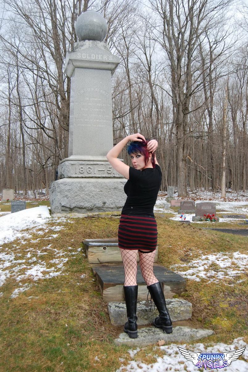 Felice halloween come sabrina sporcacciona mostra le sue tette e figa rosa stretta in un cimitero
 #60811143
