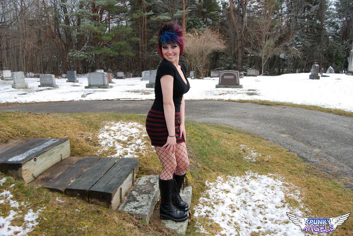 Joyeux halloween, Sabrina, l'allumeuse, exhibe ses seins et sa chatte rose et serrée dans un cimetière.
 #60811159