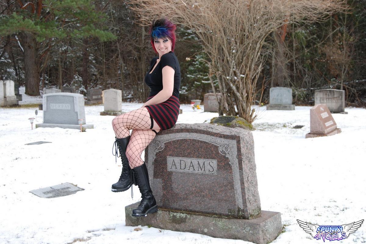 Joyeux halloween, Sabrina, l'allumeuse, exhibe ses seins et sa chatte rose et serrée dans un cimetière.
 #60811202