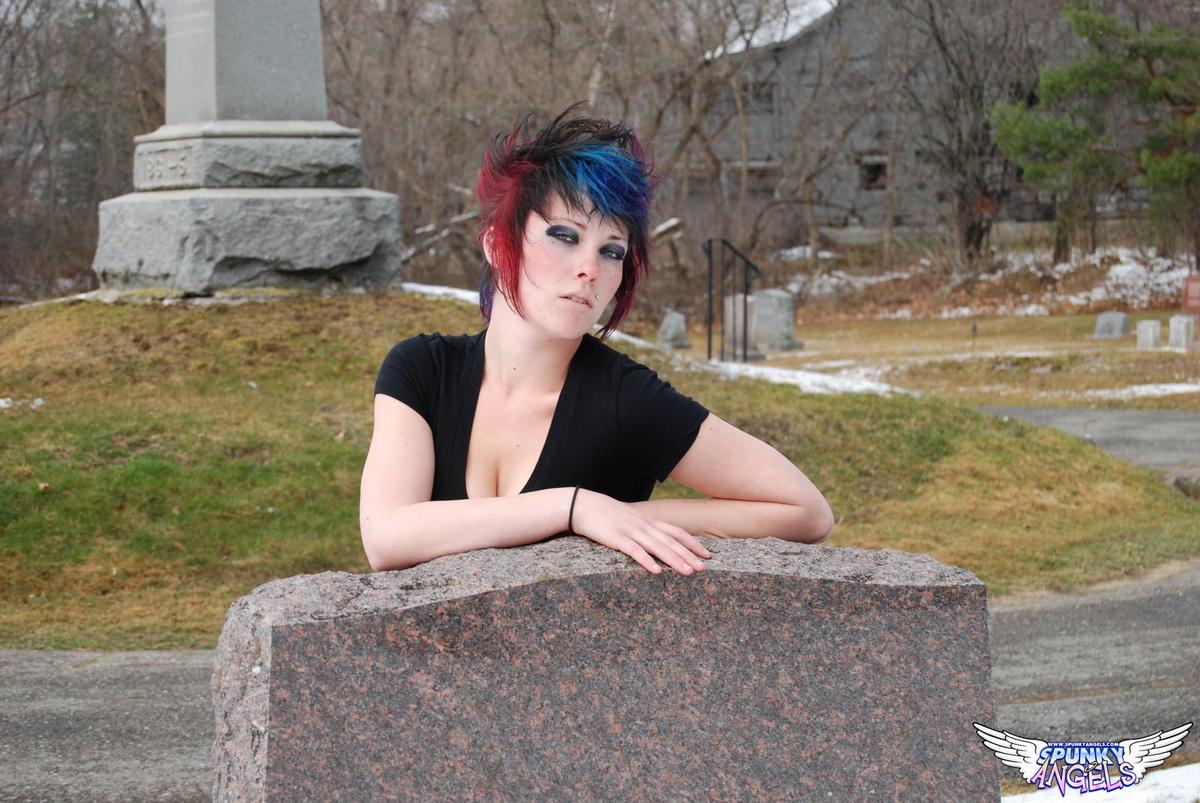 Feliz halloween con sabrina mostrando sus tetas y su coño rosa en un cementerio
 #60811215