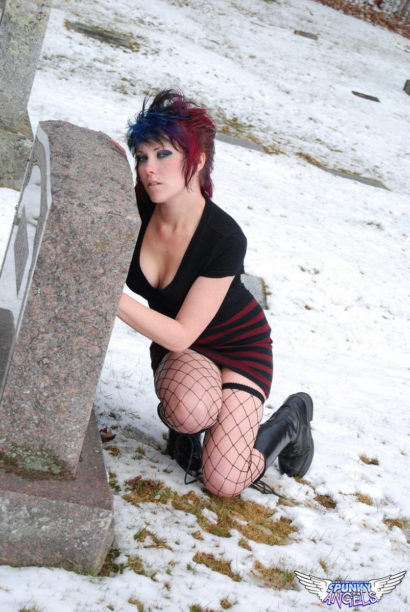Felice halloween come sabrina sporcacciona mostra le sue tette e figa rosa stretta in un cimitero
 #60811263