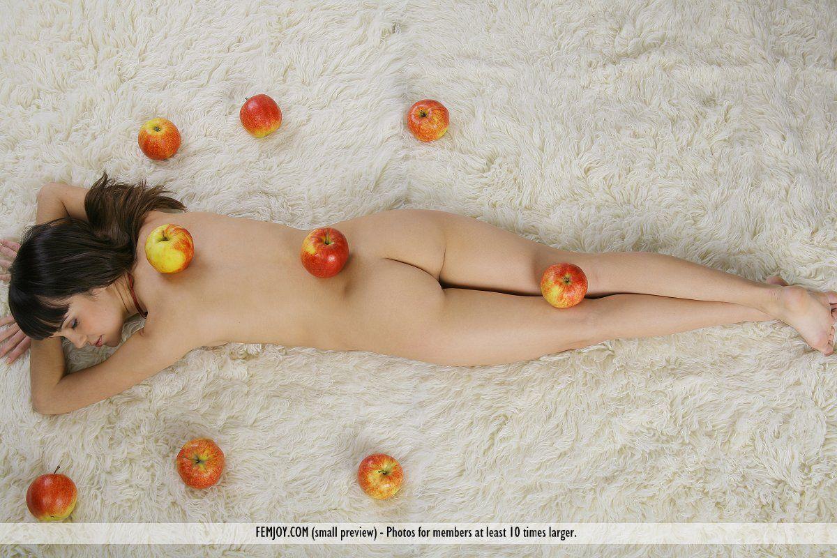 Fotos de una linda joven morena desnuda para ti
 #60415931