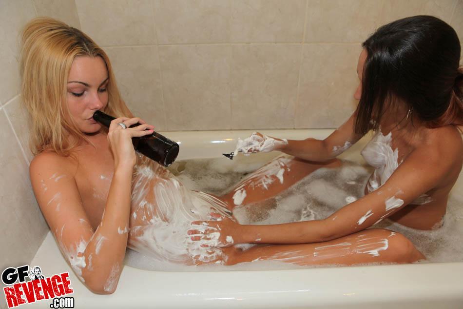 Des amies excitées se retrouvent pour un bain désordonné avec bière et gâteau.
 #60483441