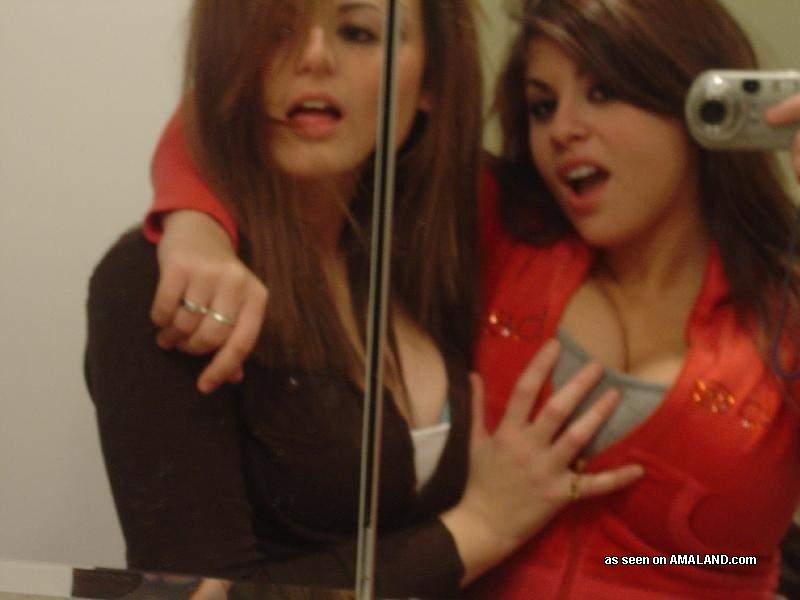 Foto di sexy amanti lesbiche che si afferrano le tette a vicenda
 #60647645